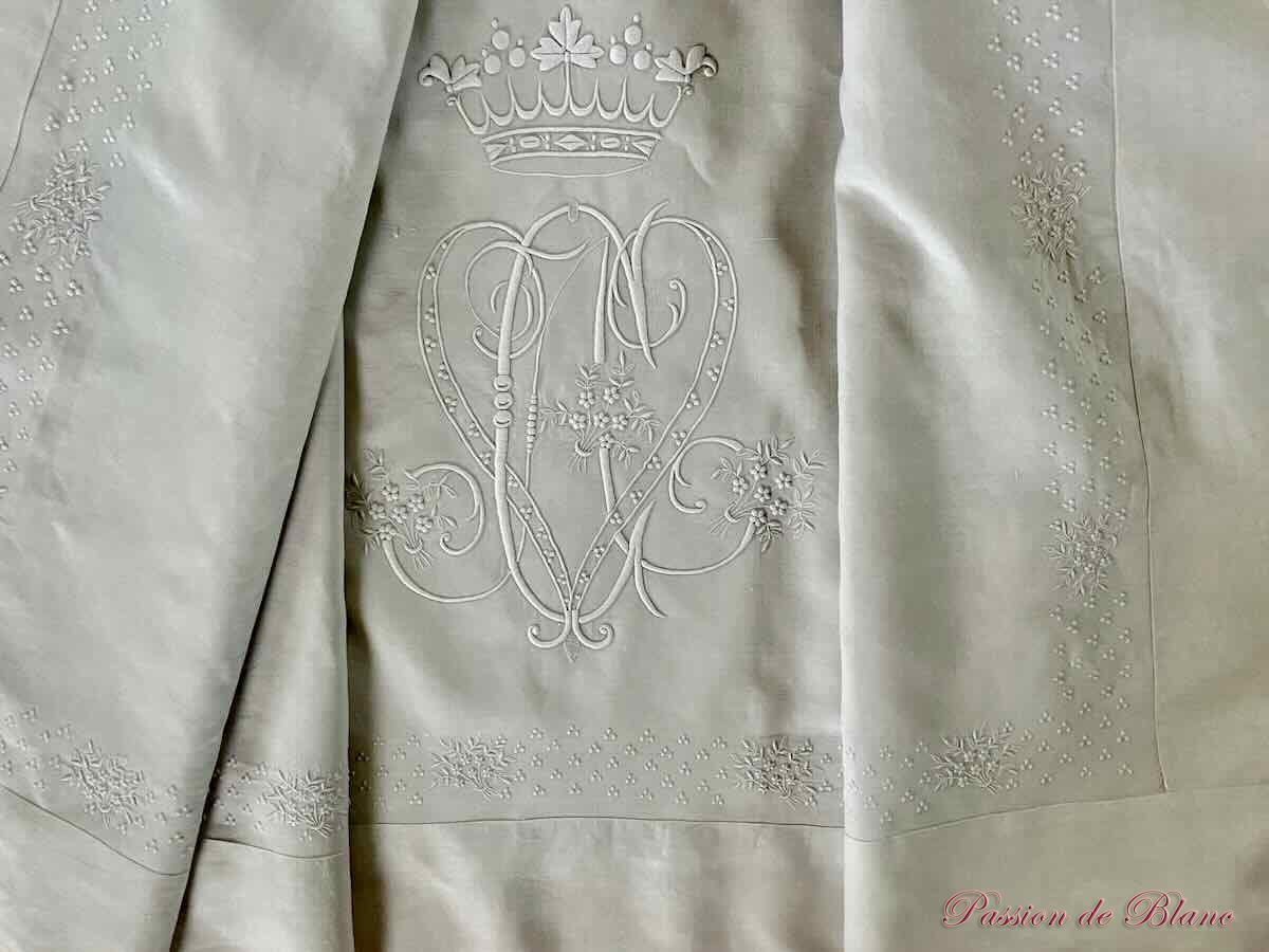 Grand drap brodé couronne de marquis, broderies fleurs, monogramme – Image 9