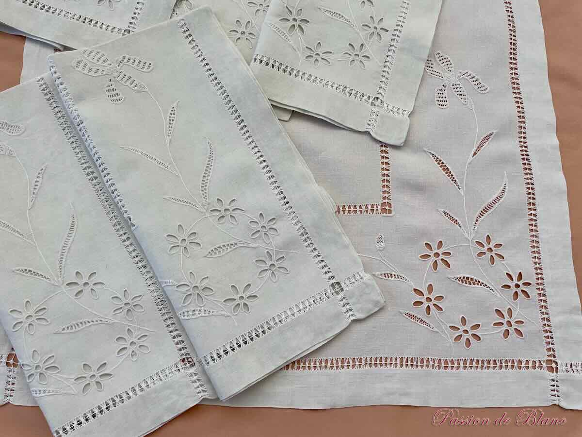 Bel ensemble de 6 sets de table brodés main sur lin fin avec motifs floraux – Image 5