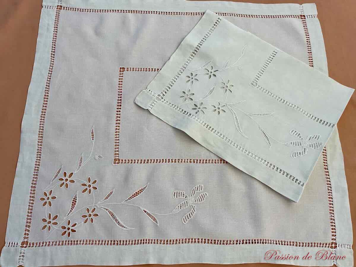 Bel ensemble de 6 sets de table brodés main sur lin fin avec motifs floraux – Image 4