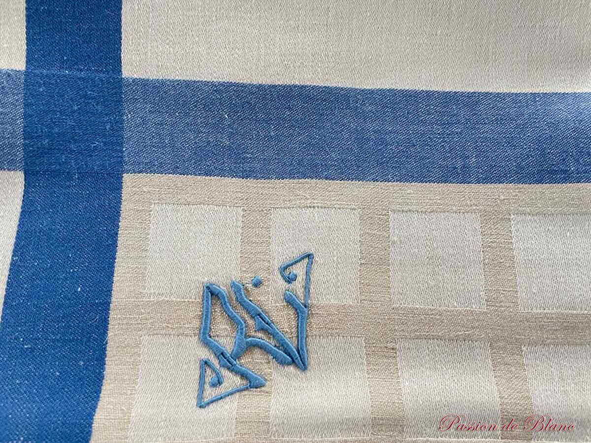 Service de table 12 couverts, damassé de lin avec liteaux bleus, décor damiers deux tons – Image 7