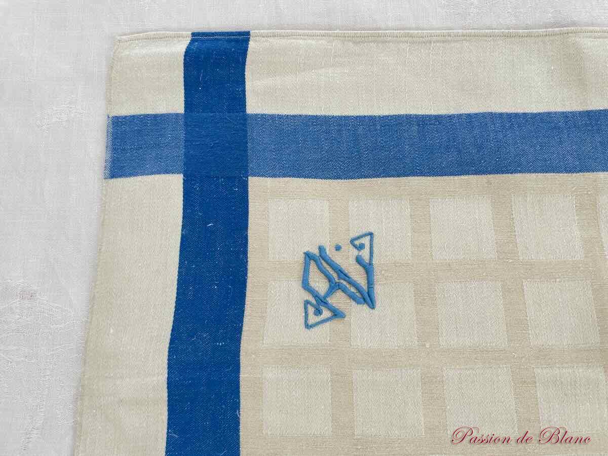 Service de table 12 couverts, damassé de lin avec liteaux bleus, décor damiers deux tons – Image 14