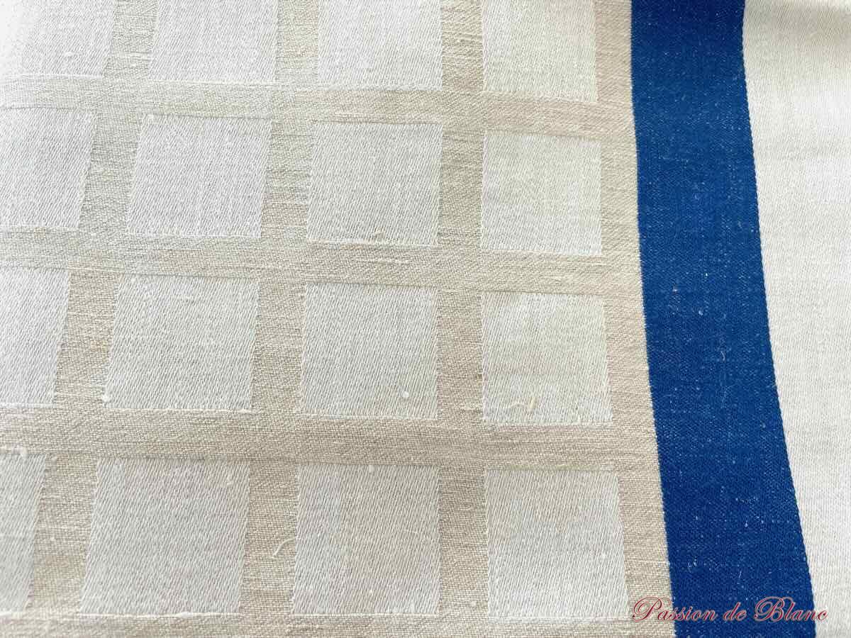 Service de table 12 couverts, damassé de lin avec liteaux bleus, décor damiers deux tons – Image 8