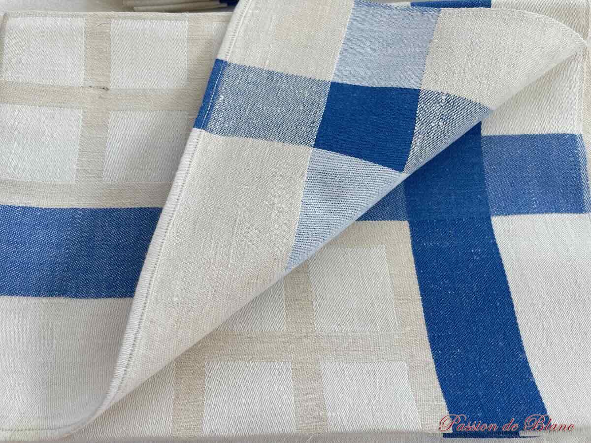 Service de table 12 couverts, damassé de lin avec liteaux bleus, décor damiers deux tons – Image 5