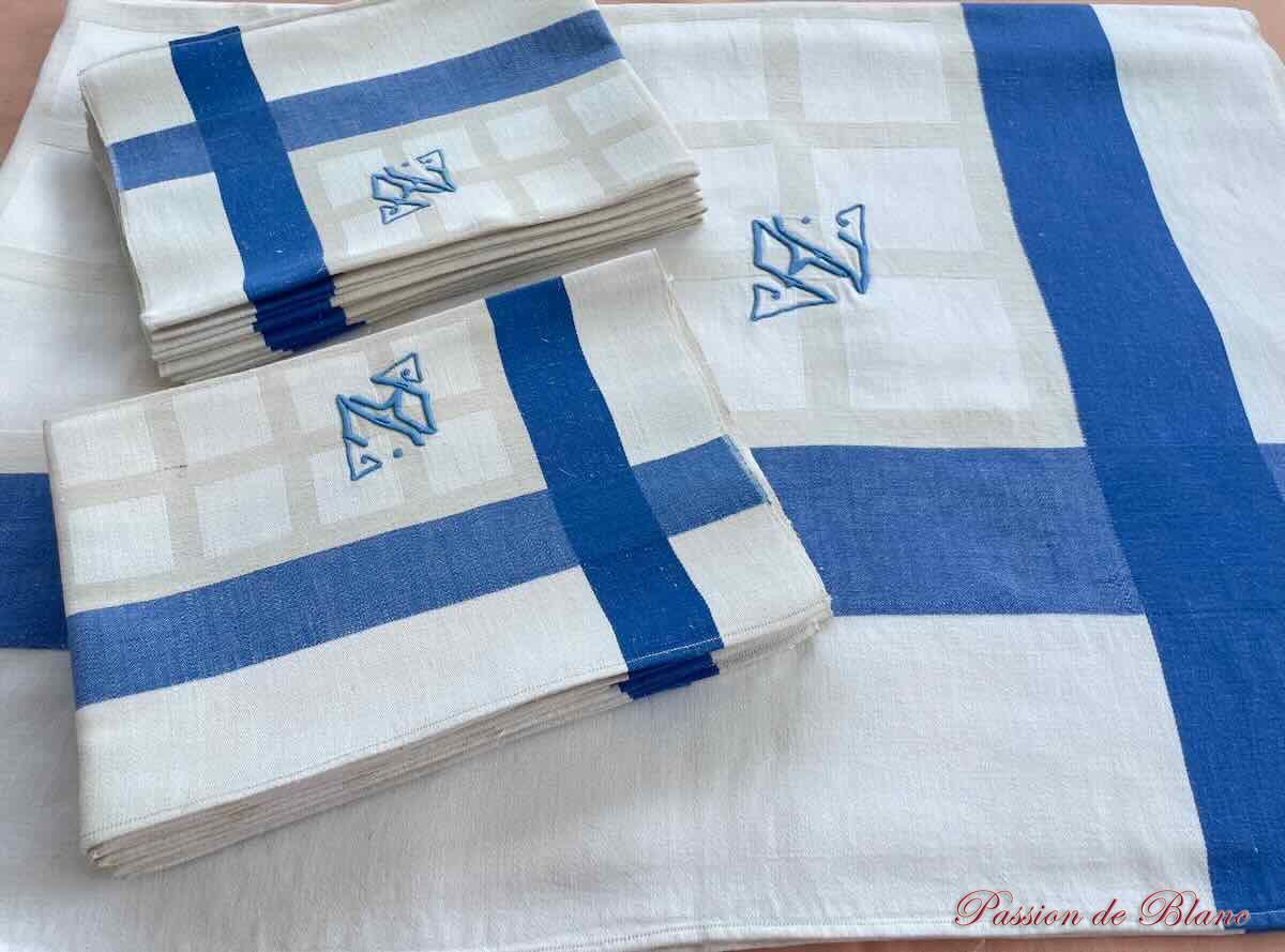 Service de table 12 couverts, damassé de lin avec liteaux bleus, décor damiers deux tons – Image 9
