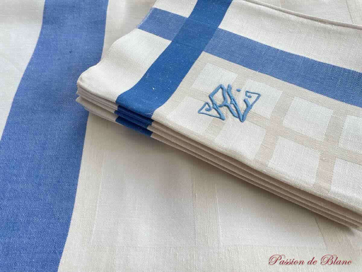 Service de table 12 couverts, damassé de lin avec liteaux bleus, décor damiers deux tons – Image 4