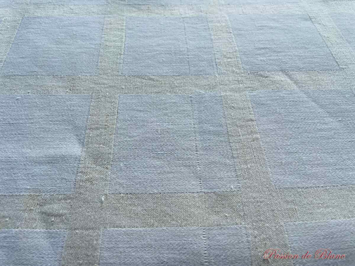 Service de table 12 couverts, damassé de lin avec liteaux bleus, décor damiers deux tons – Image 12