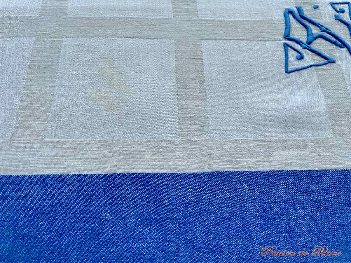 Service de table 12 couverts, damassé de lin avec liteaux bleus, décor damiers deux tons – Image 3