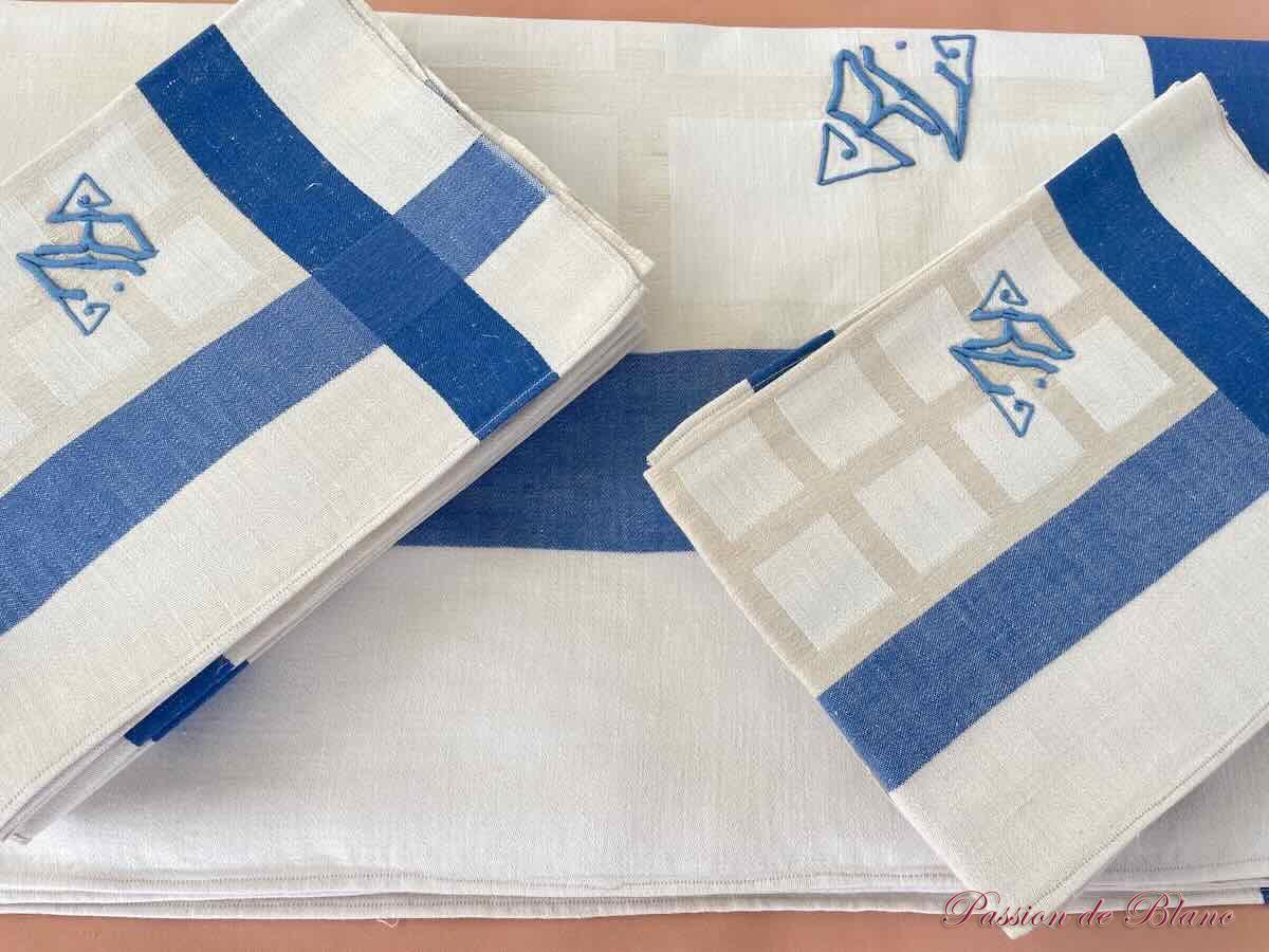 Service de table damassé de lin avec liteaux bleus, décor damiers deux tons – Image 3