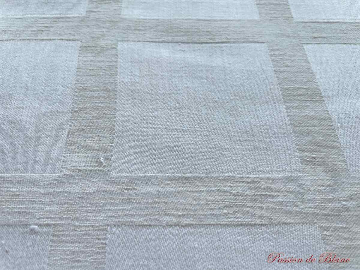 Service de table 12 couverts, damassé de lin avec liteaux bleus, décor damiers deux tons – Image 6