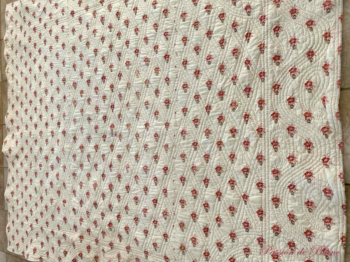 Couverture Piquée boutis XIXe siècle: deux faces aux motifs fleuris différents – Image 11