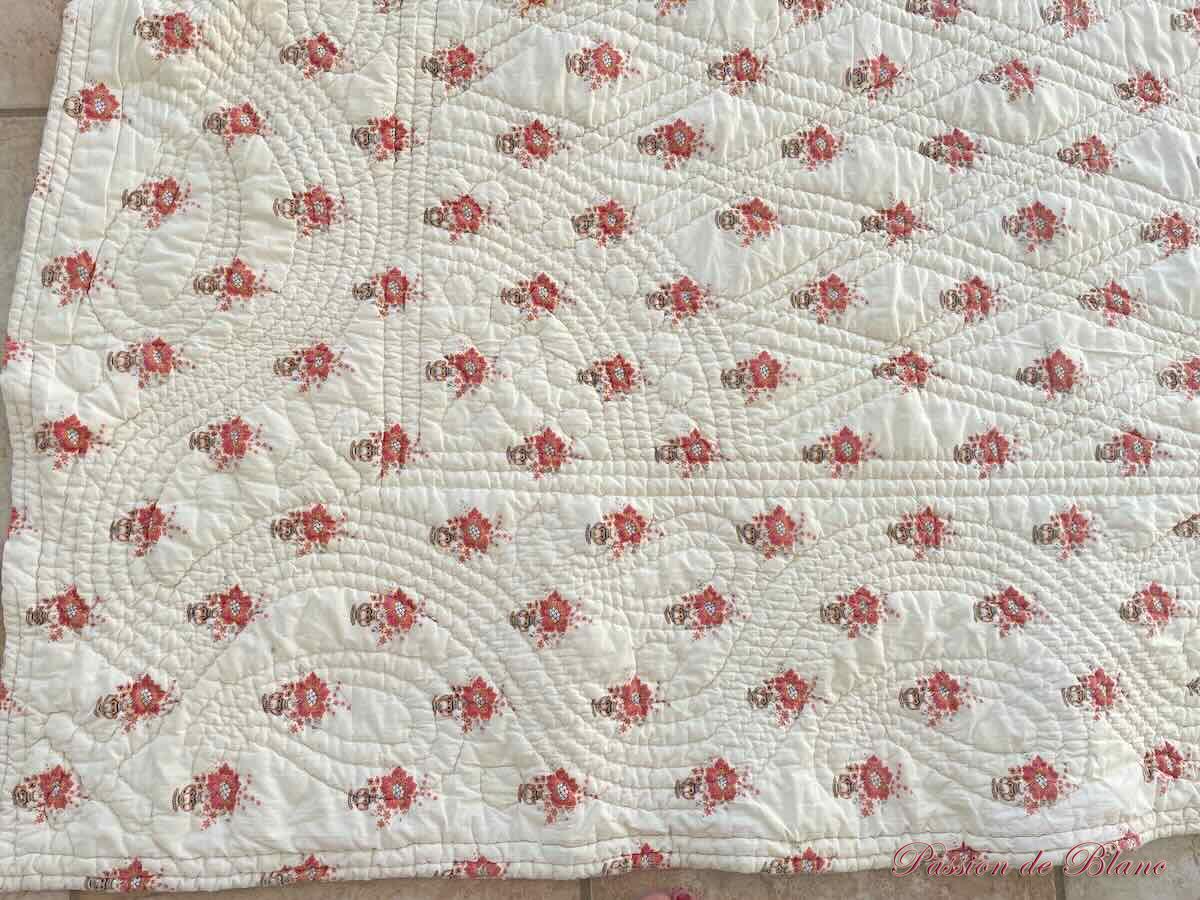 Couverture Piquée boutis XIXe siècle: deux faces aux motifs fleuris différents – Image 10