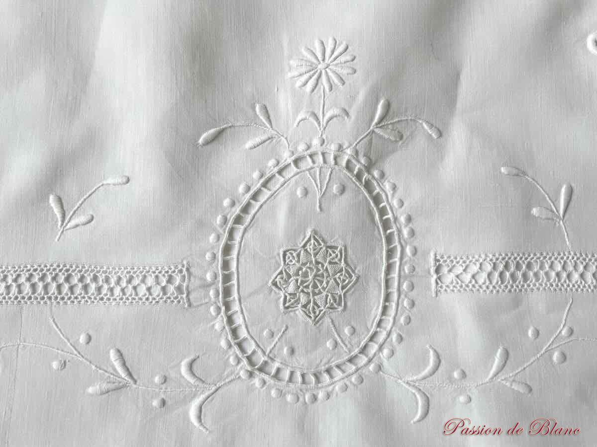 Drap avec belles broderies main et monogramme MB sur toile de fil de lin – Image 7