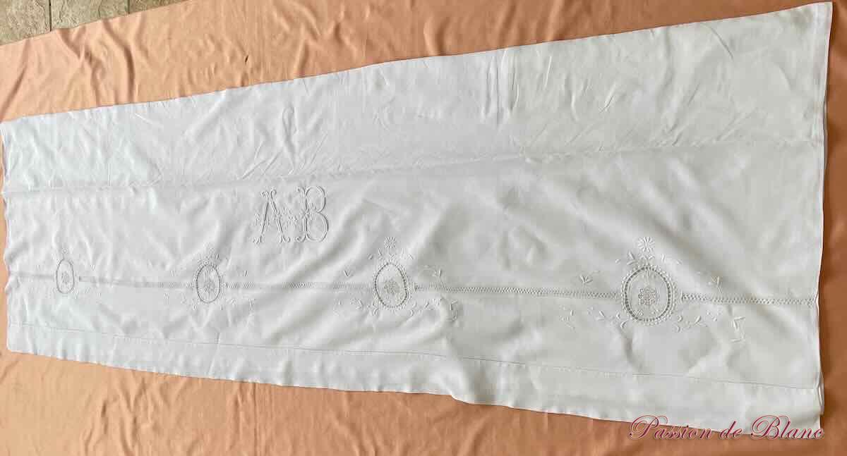 Drap avec belles broderies main et monogramme MB sur toile de fil de lin – Image 4