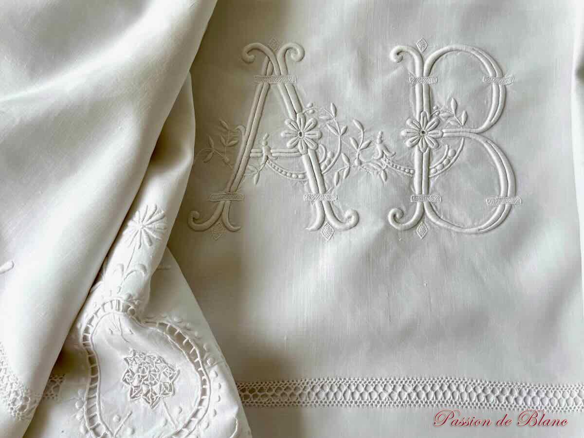 Drap avec belles broderies main et monogramme MB sur toile de fil de lin – Image 2