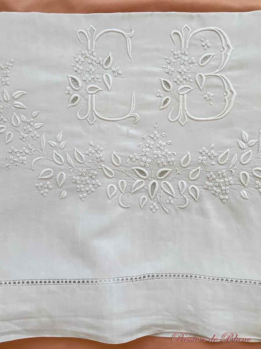 Drap de lin fin blanc avec grande, belle broderie main pour le monogramme EB – Image 7