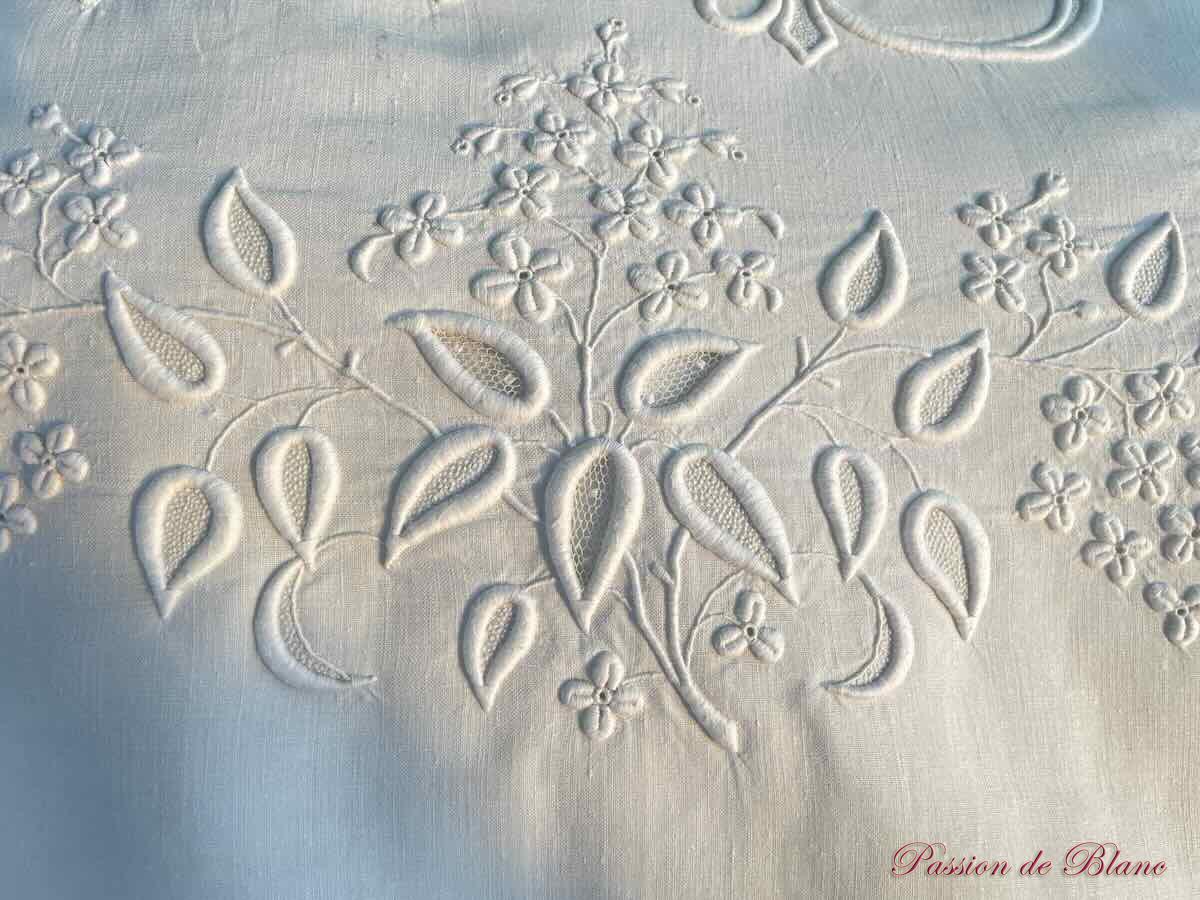 Drap de lin fin blanc avec grande, belle broderie main pour le monogramme EB – Image 4