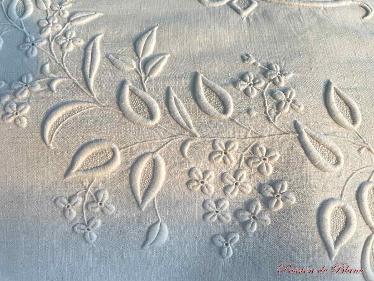 Drap de lin fin blanc avec grande, belle broderie main pour le monogramme EB – Image 3