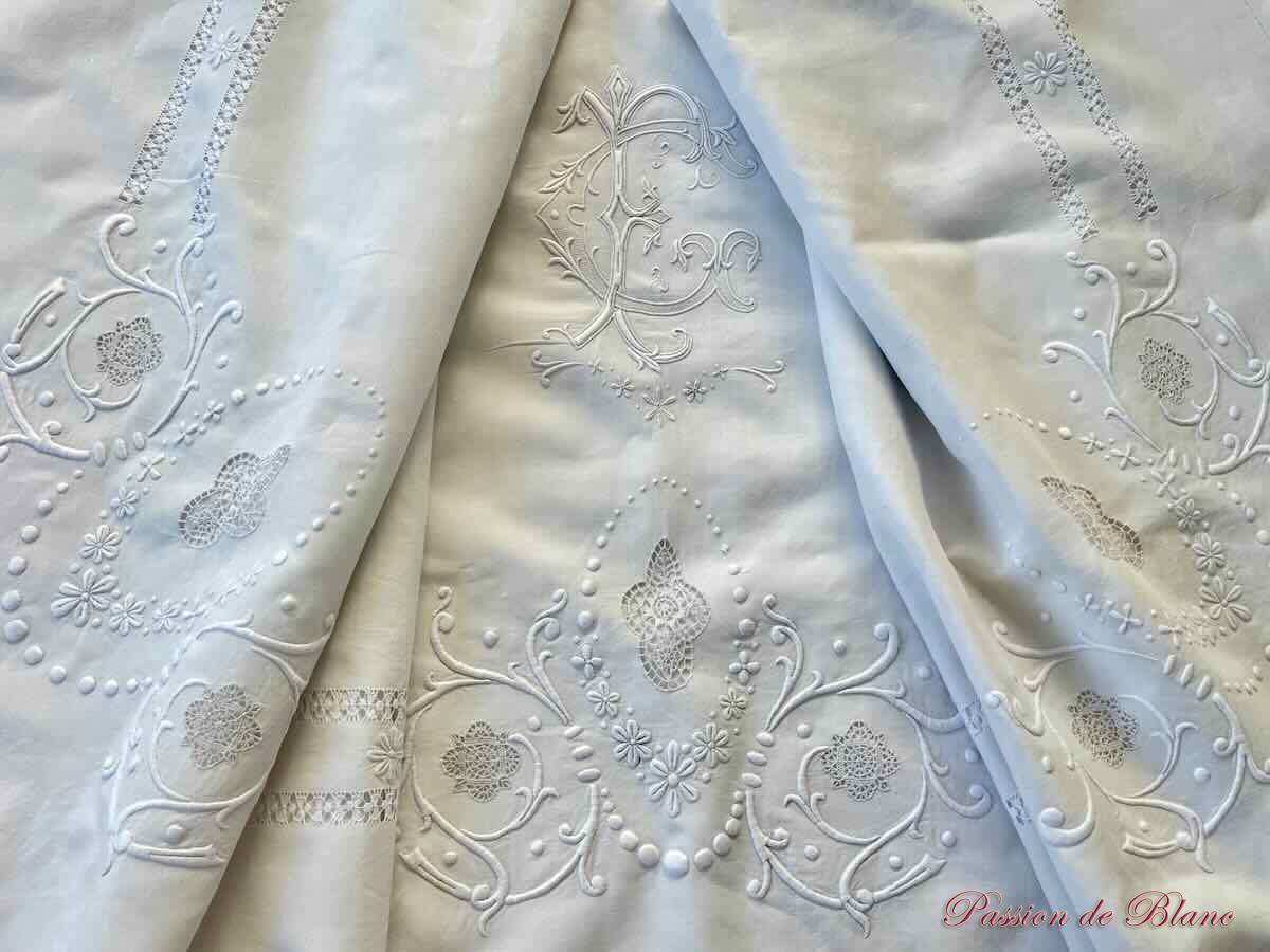 Drap d'apparat, monogramme FC entièrement brodé à la main sur lin fin blanc – Image 3