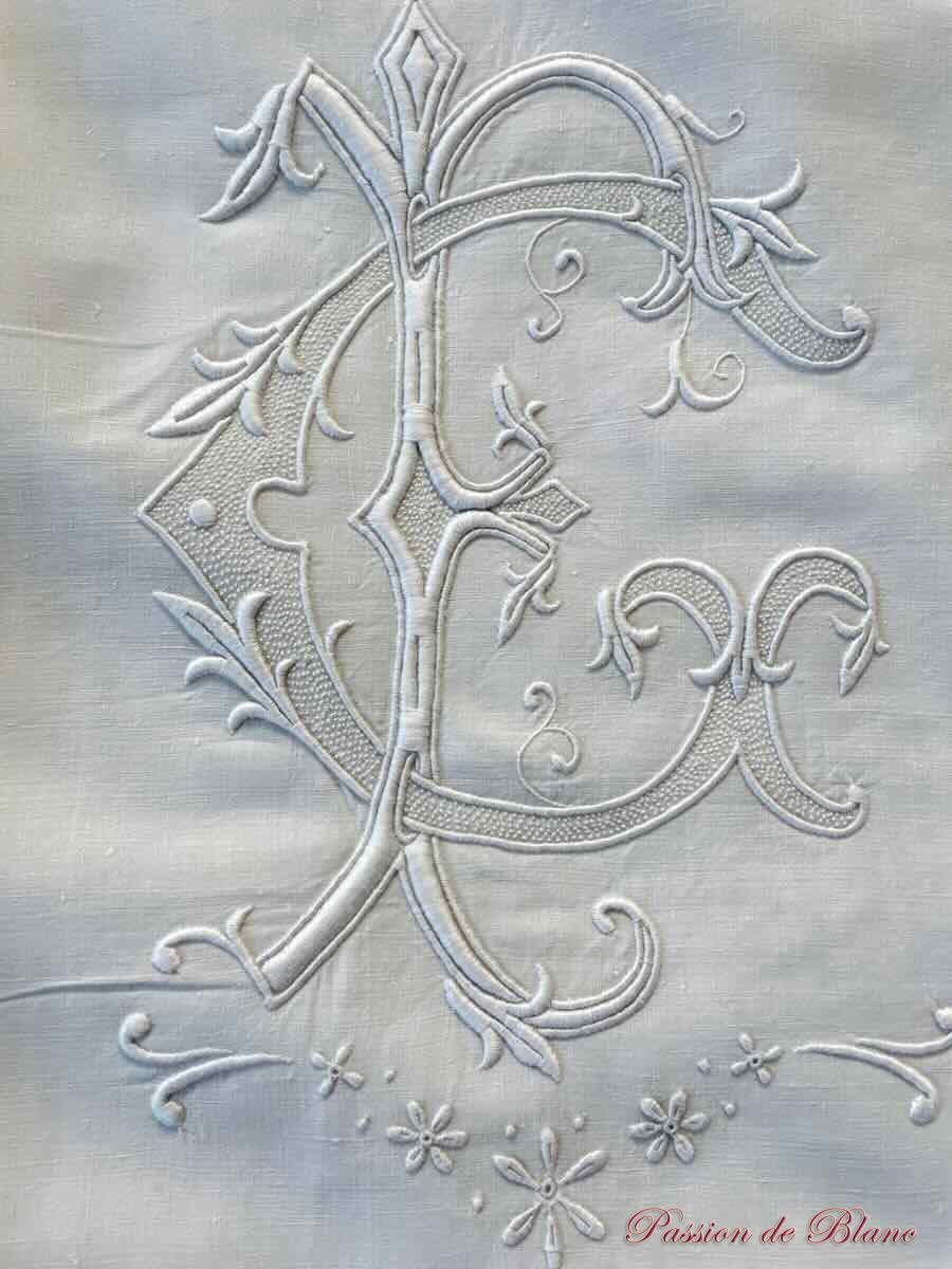 Drap d'apparat, monogramme FC entièrement brodé à la main sur lin fin blanc – Image 2