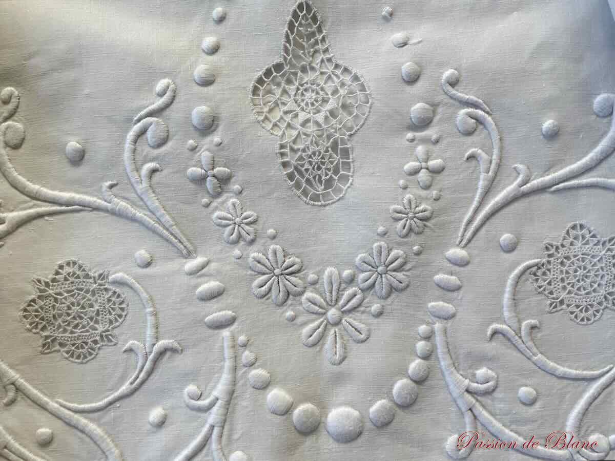 Drap d'apparat, monogramme FC entièrement brodé à la main sur lin fin blanc – Image 6