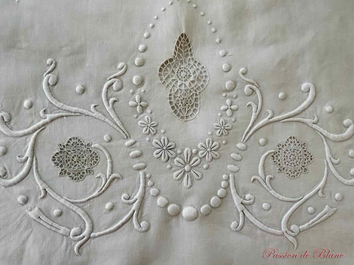 Drap d'apparat, monogramme FC entièrement brodé à la main sur lin fin blanc – Image 5