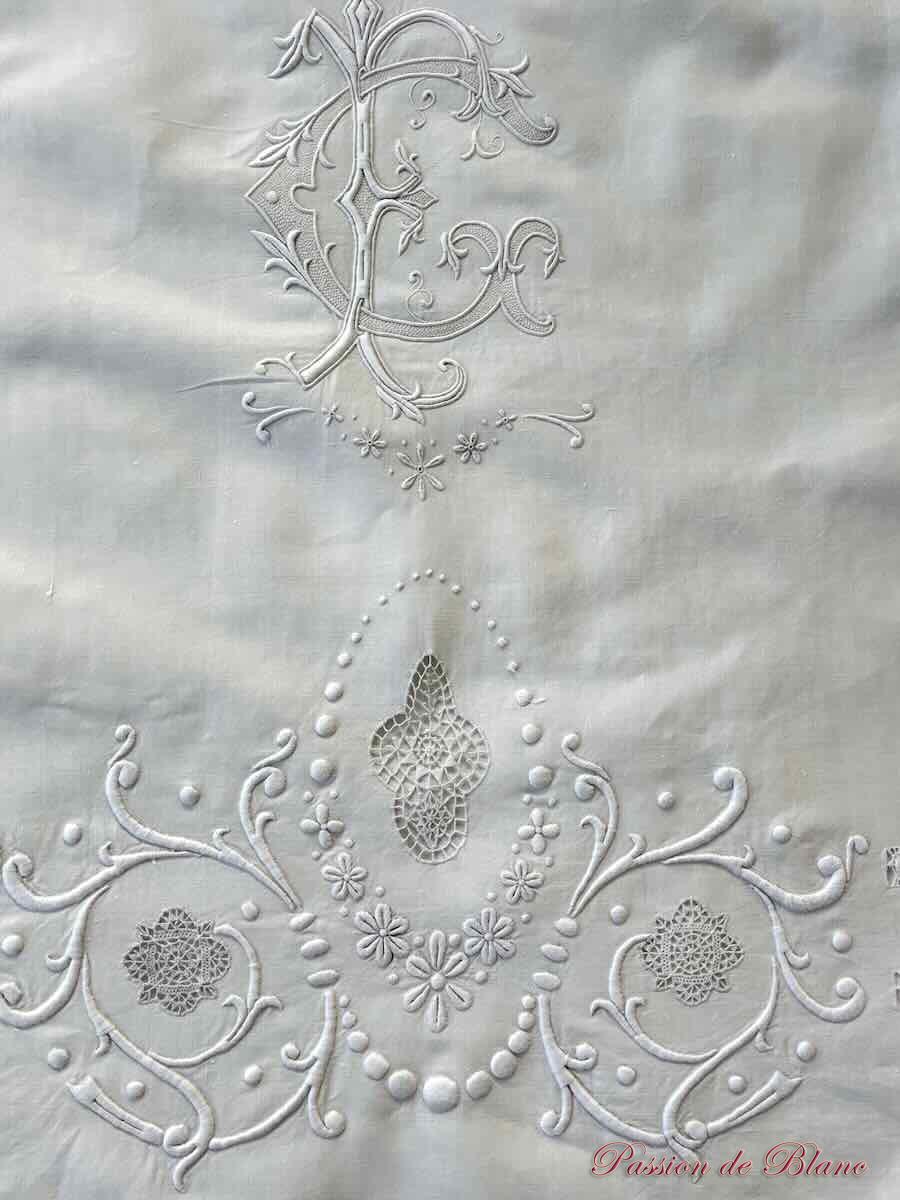 Drap d'apparat, monogramme FC entièrement brodé à la main sur lin fin blanc – Image 13