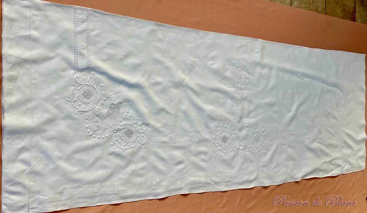 Drap d'apparat, monogramme FC entièrement brodé à la main sur lin fin blanc – Image 12