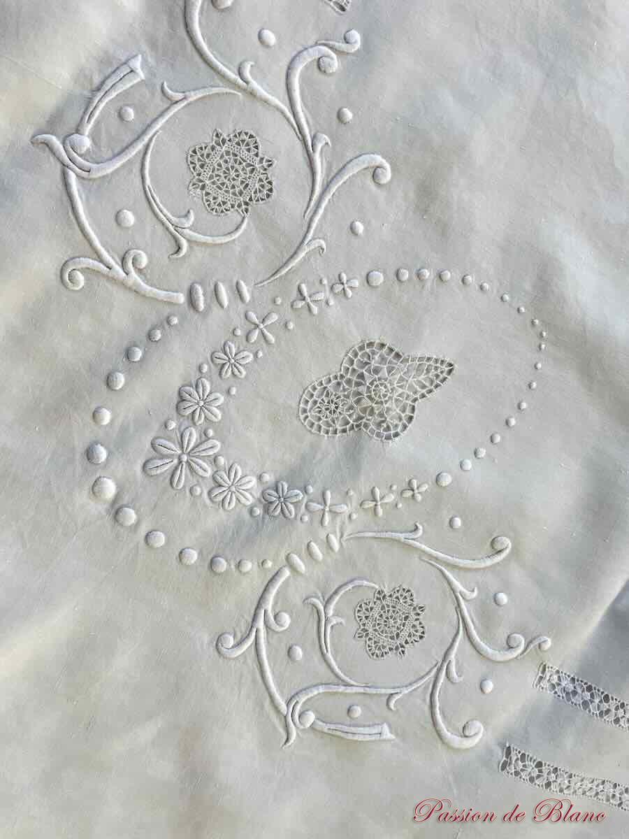 Drap d'apparat, monogramme FC entièrement brodé à la main sur lin fin blanc – Image 11