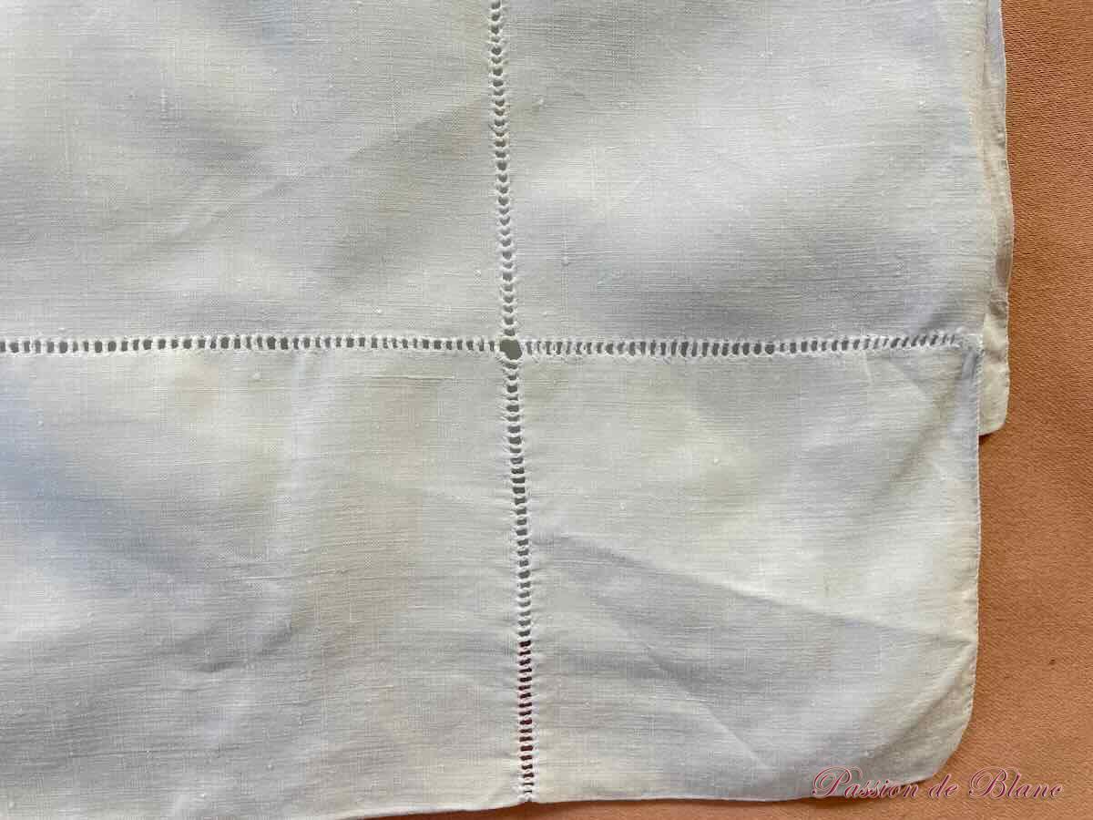 Drap d'apparat, monogramme FC entièrement brodé à la main sur lin fin blanc – Image 10