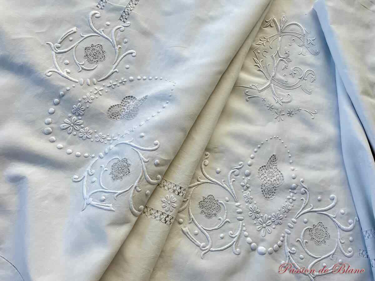 Drap d'apparat, monogramme FC entièrement brodé à la main sur lin fin blanc – Image 9