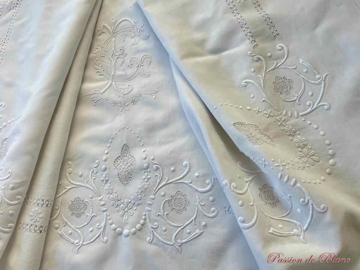 Drap d'apparat, monogramme FC entièrement brodé à la main sur lin fin blanc – Image 8