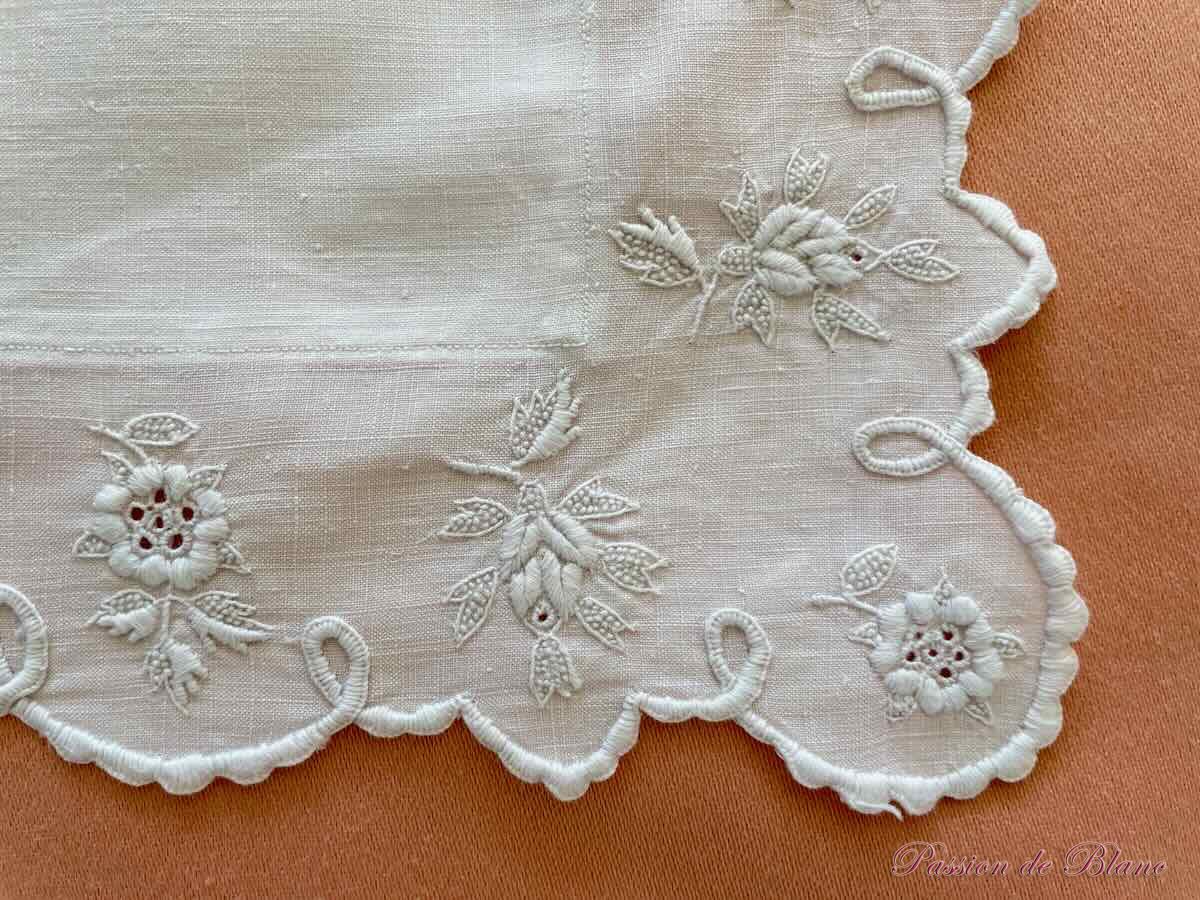 Somptueuse taie FC festonnée en fil de lin et broderies main – Image 7