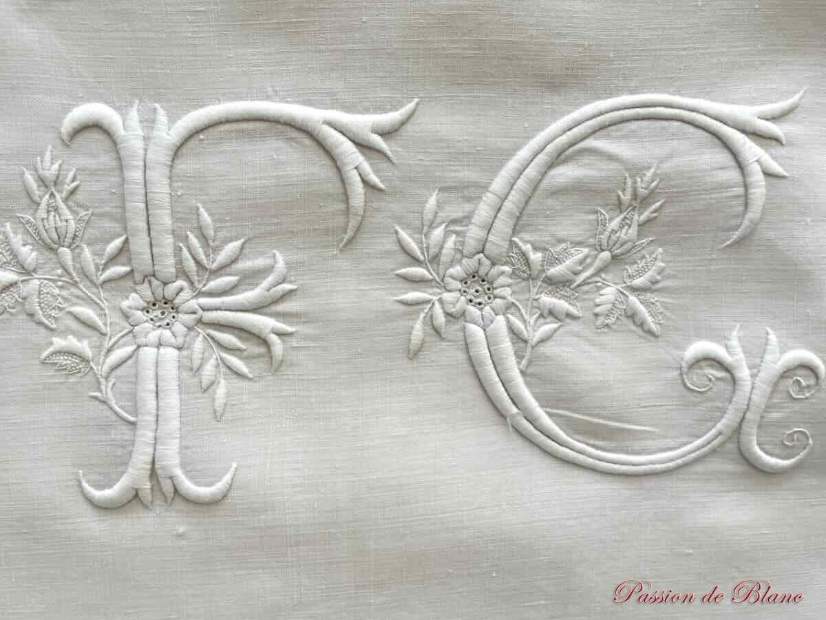 Somptueuse taie FC festonnée en fil de lin et broderies main – Image 6