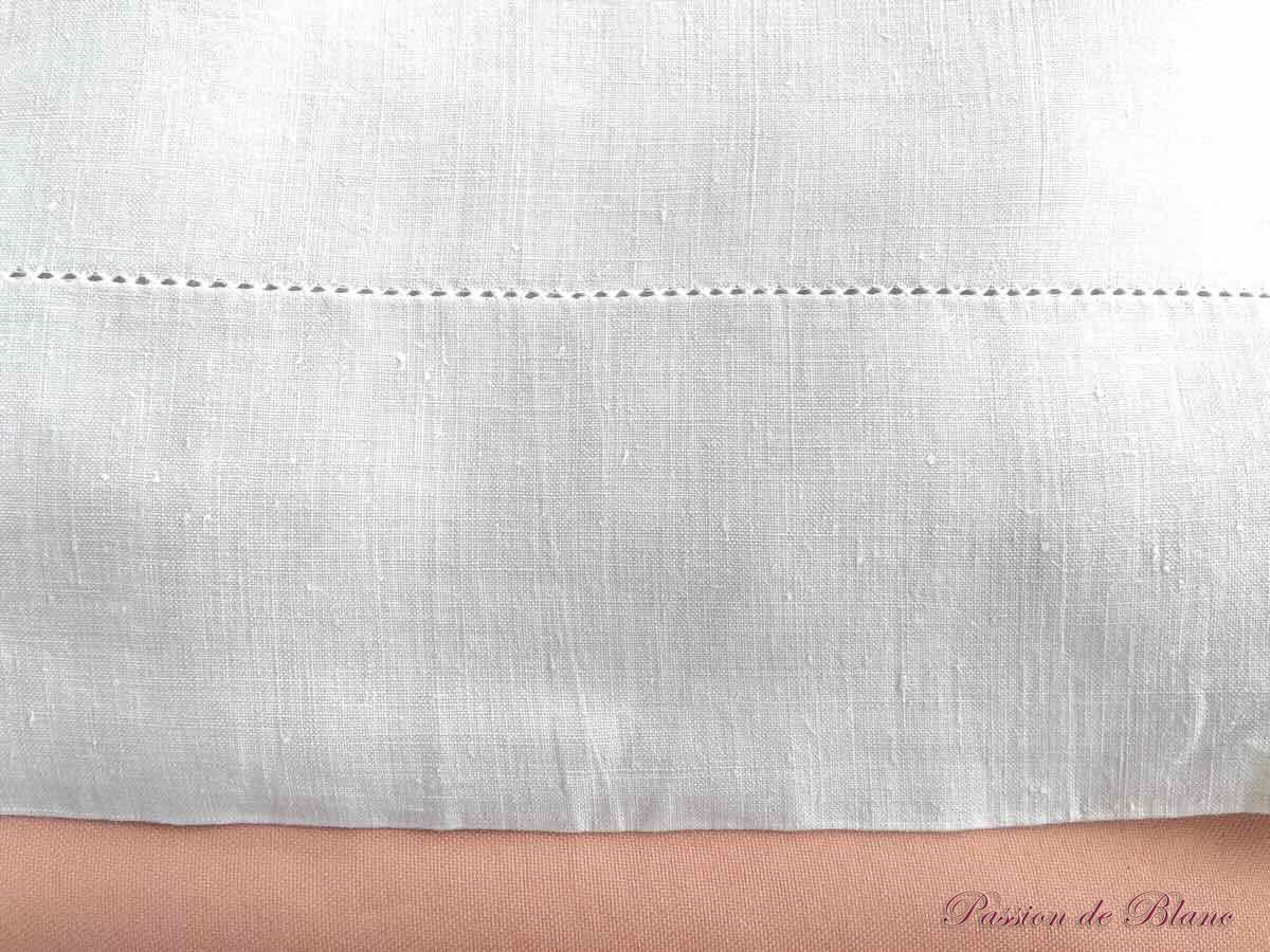 Drap de lin fin avec somptueuse broderie main pour le monogramme HB – Image 8