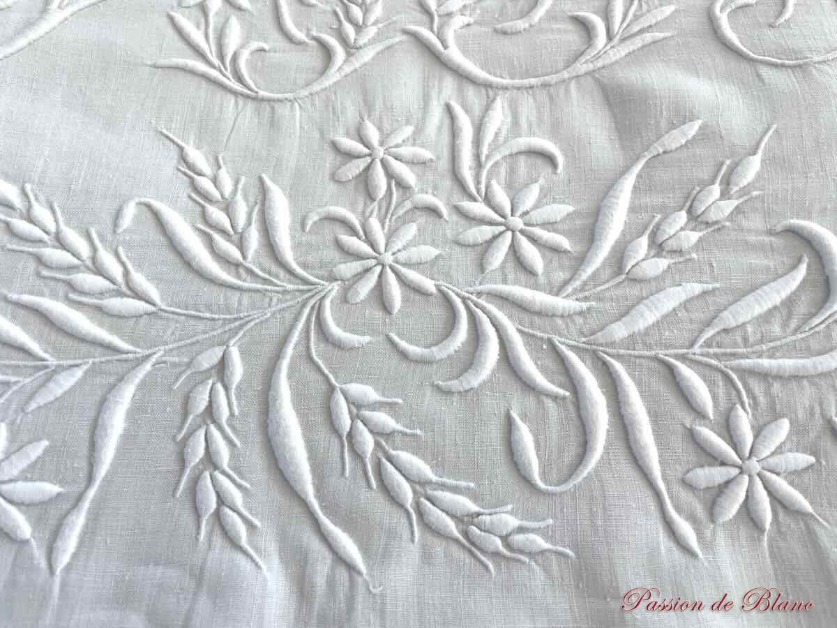 Drap de lin fin avec somptueuse broderie main pour le monogramme HB – Image 4
