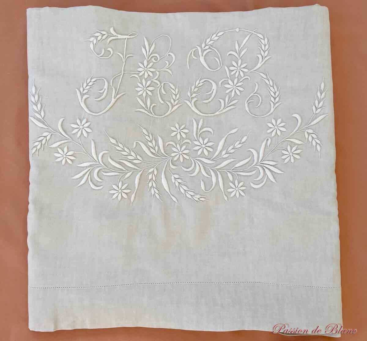Drap de lin fin avec somptueuse broderie main pour le monogramme HB – Image 3