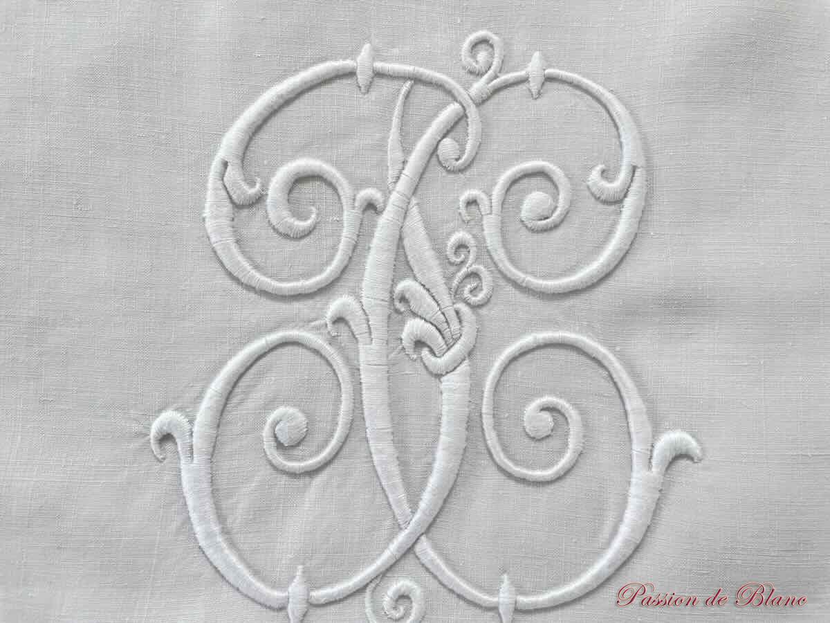 Superbe drap avec monogramme FC entièrement brodé à la main sur lin fin blanc – Image 2