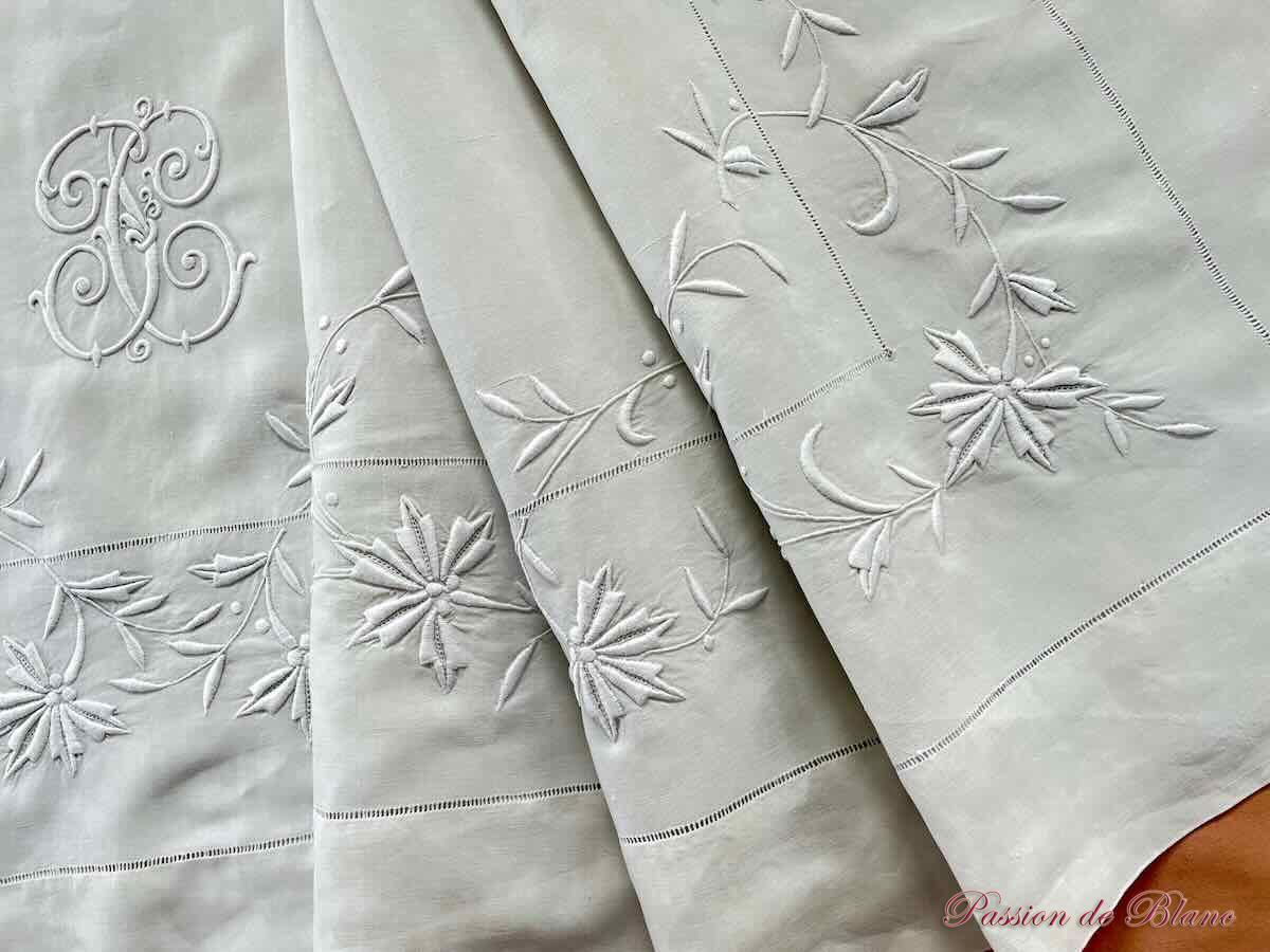 Superbe drap avec monogramme FC entièrement brodé à la main sur lin fin blanc – Image 9