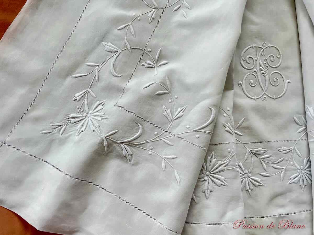Superbe drap avec monogramme FC entièrement brodé à la main sur lin fin blanc – Image 8