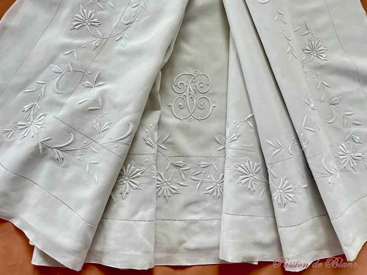 Superbe drap avec monogramme FC entièrement brodé à la main sur lin fin blanc – Image 7