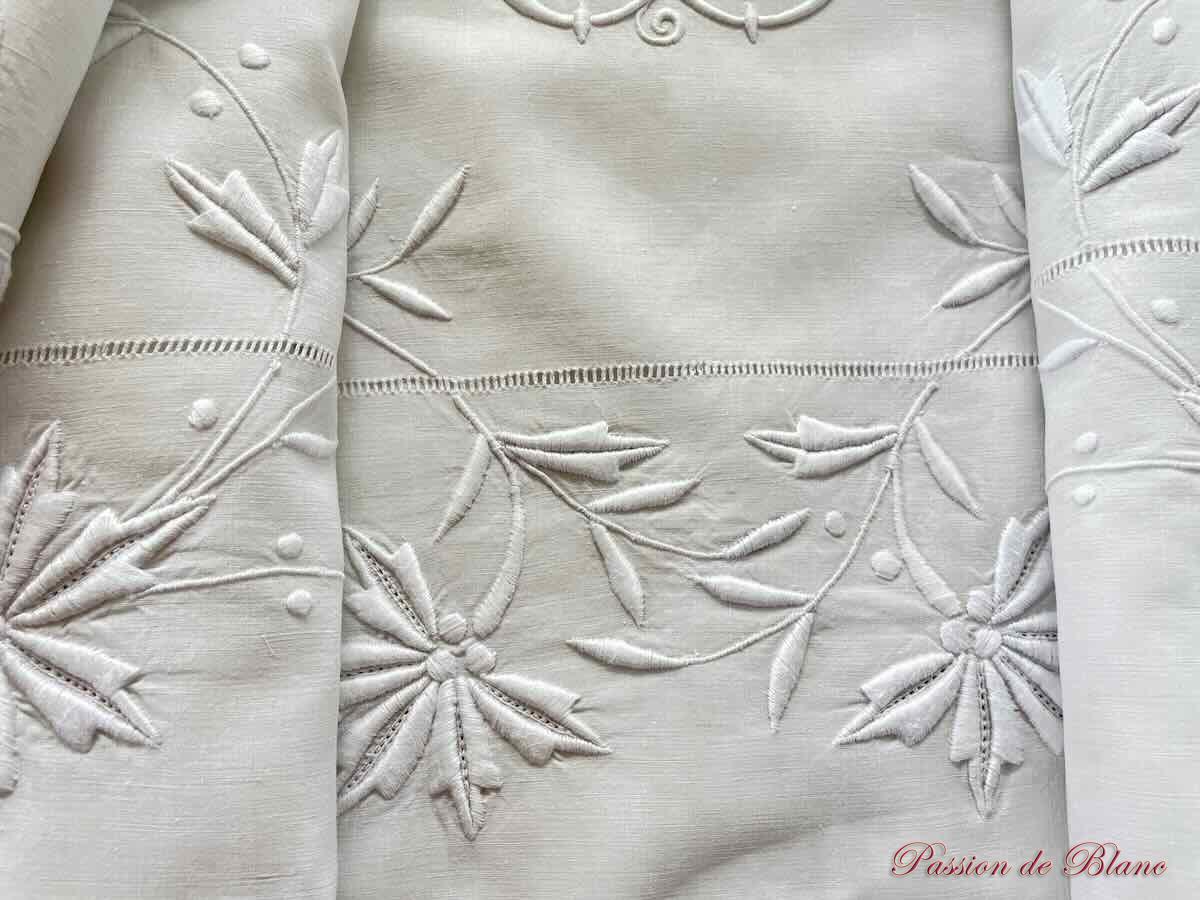 Superbe drap avec monogramme FC entièrement brodé à la main sur lin fin blanc – Image 5