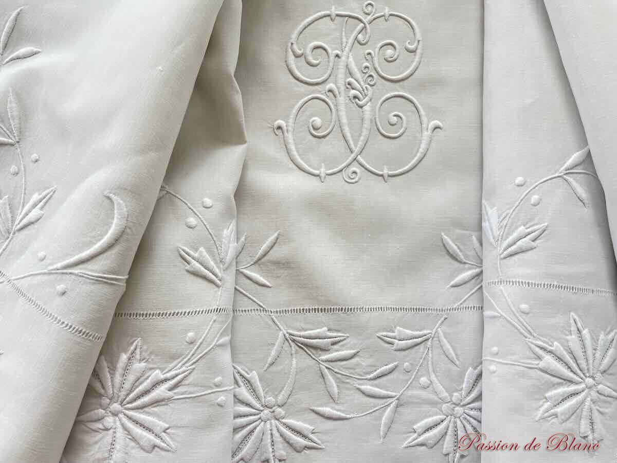 Superbe drap avec monogramme FC entièrement brodé à la main sur lin fin blanc – Image 4