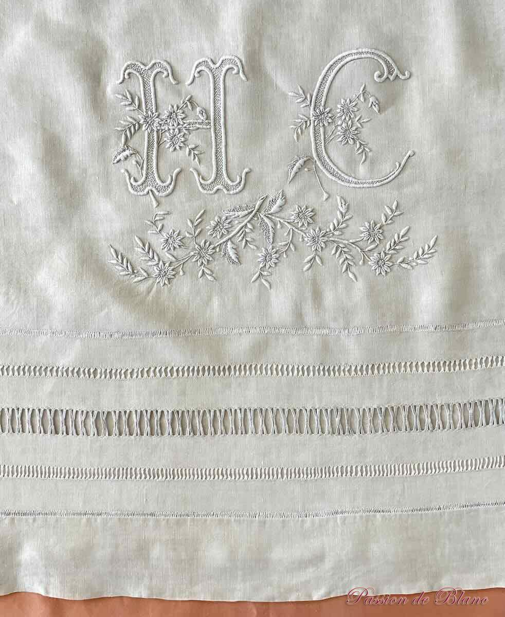 Grand drap lin fin avec belle broderie main pour le monogramme HC – Image 7