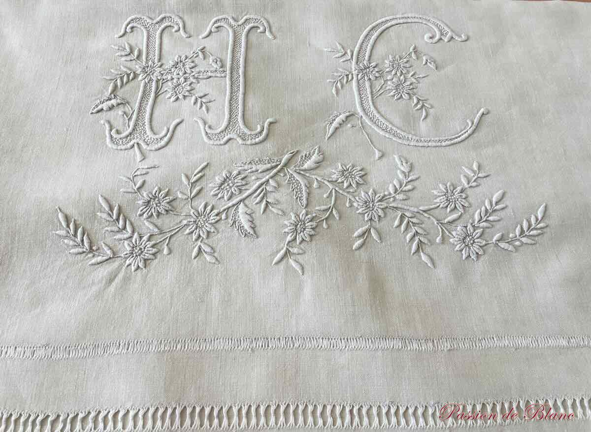 Grand drap lin fin avec belle broderie main pour le monogramme HC – Image 2
