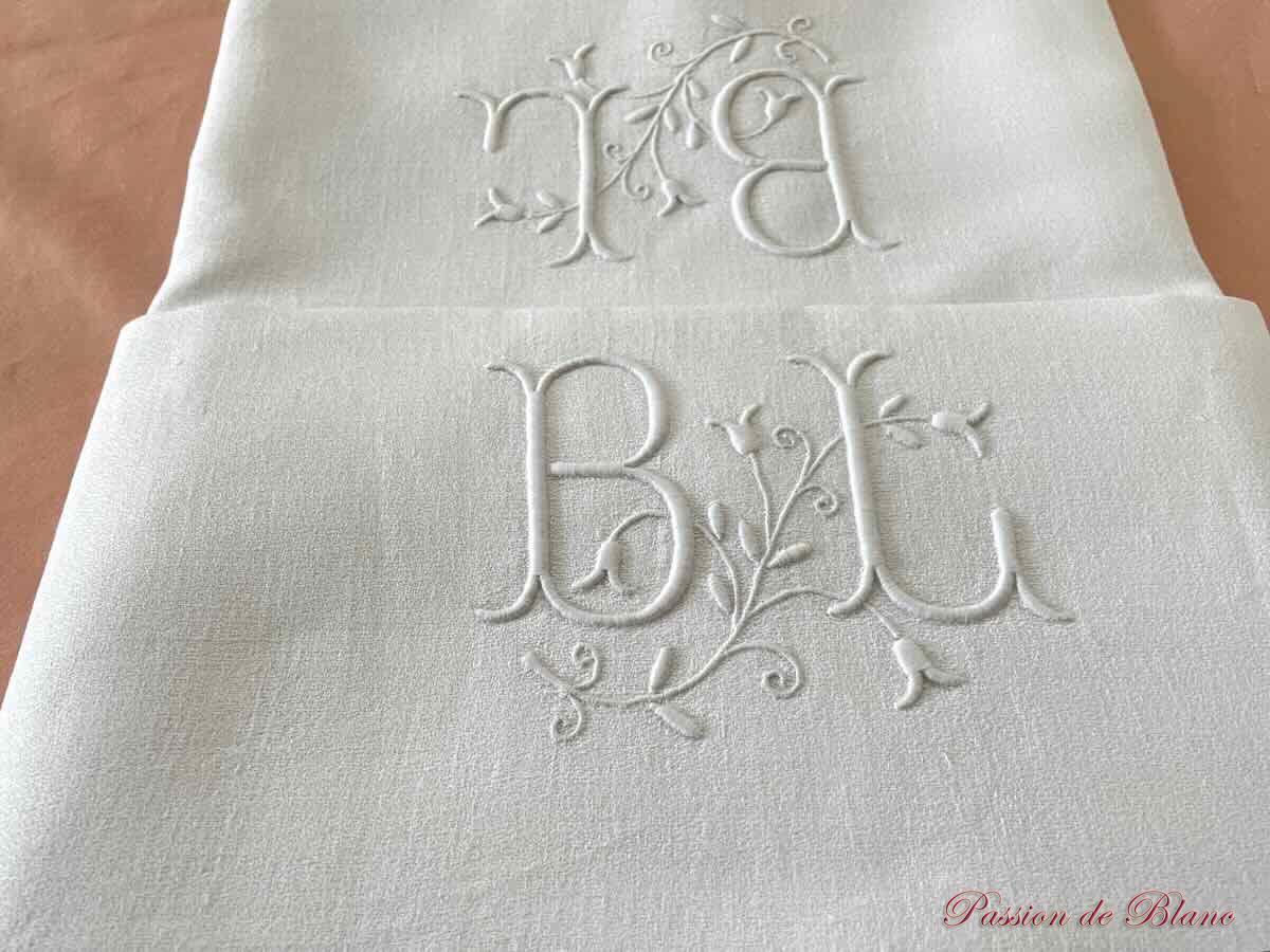 Nappe en damassé de lin fin, motifs tissés et 2 monogrammes BL – Image 2