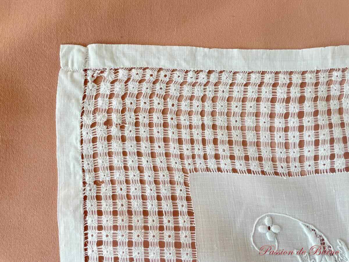 Exceptionnel ouvrage de dame : Souvenir d'amitié, broderie main sur toile de linon – Image 5