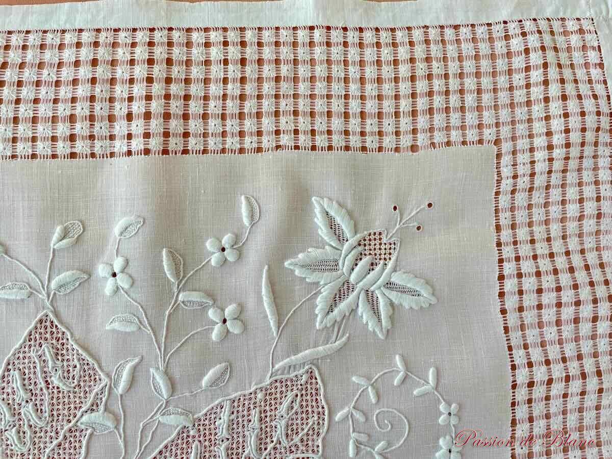Exceptionnel ouvrage de dame : Souvenir d'amitié, broderie main sur toile de linon – Image 3