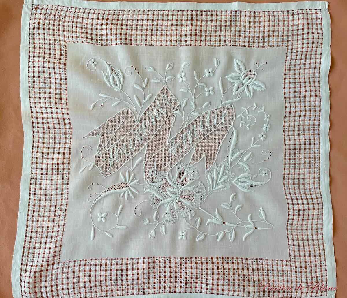Exceptionnel ouvrage de dame : Souvenir d'amitié, broderie main sur toile de linon – Image 2