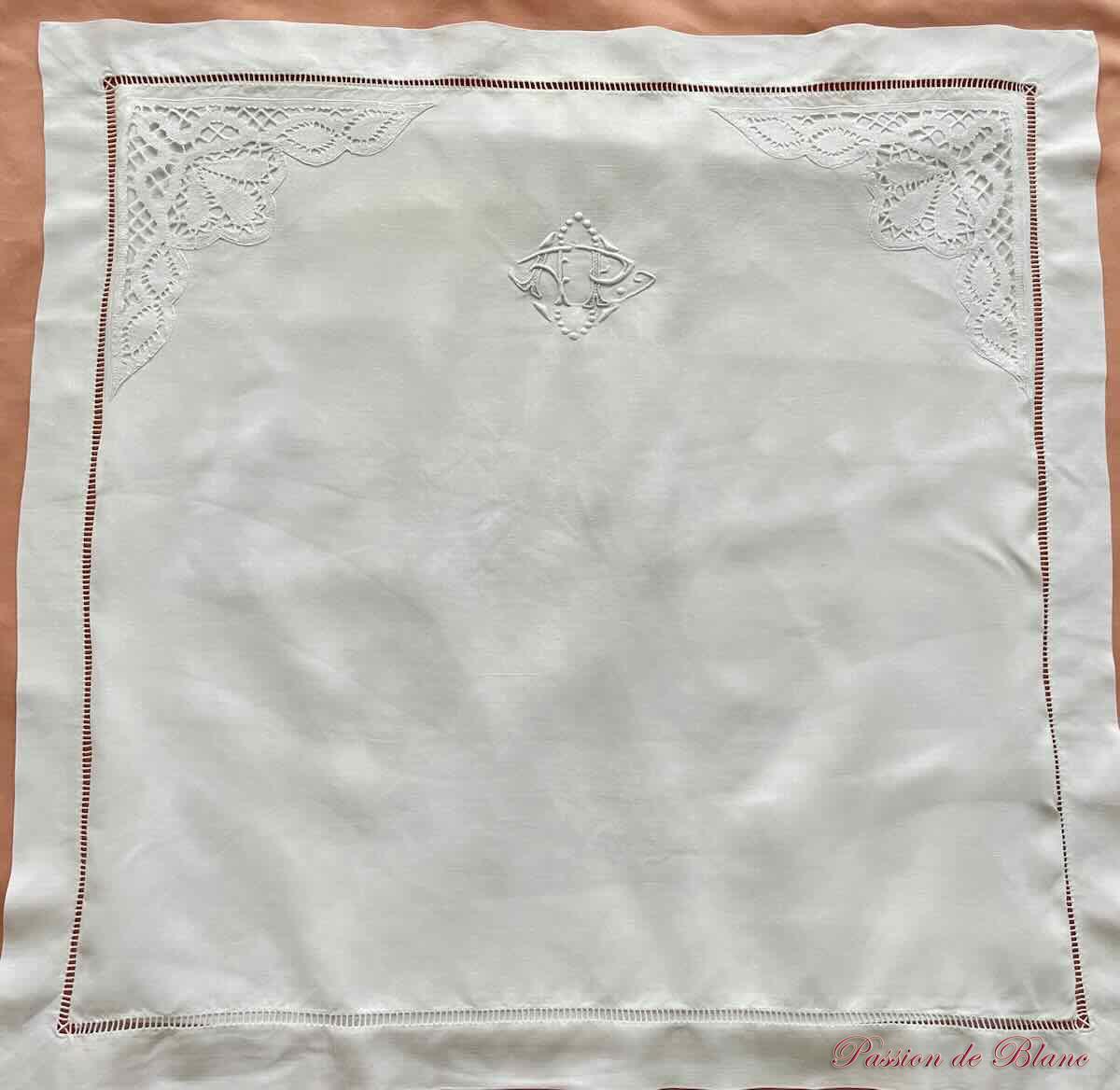 Paire taies monos AP ou SP, broderie main, toile de lin avec dentelle aux fuseaux et rabat. – Image 6