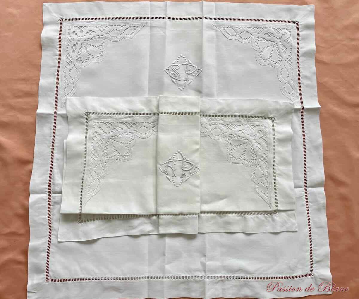 Paire taies monos AP ou SP, broderie main, toile de lin avec dentelle aux fuseaux et rabat. – Image 2